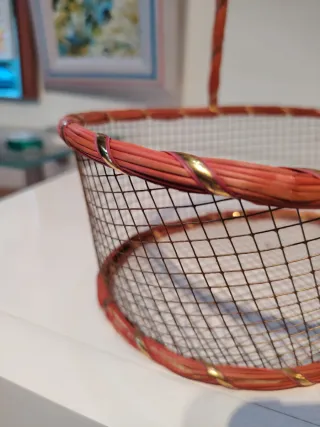 Cesta decorativa con flores y detalles dorados