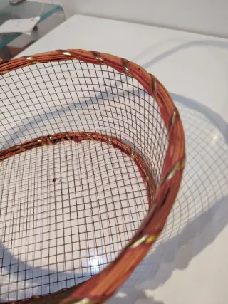 Cesta decorativa con flores y detalles dorados