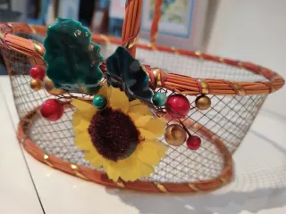 Cesta decorativa con flores y detalles dorados