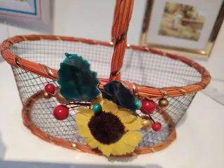 Cesta decorativa con flores y detalles dorados