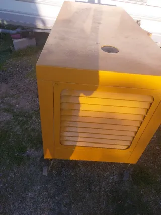 Generador diésel amarillo con ruedas