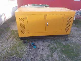 Generador diésel amarillo con ruedas