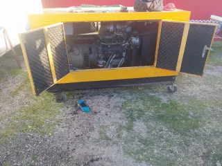 Generador diésel amarillo con ruedas