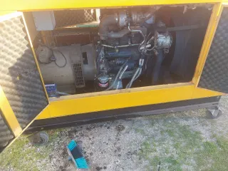 Generador diésel amarillo con ruedas