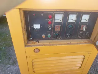 Generador diésel amarillo con ruedas