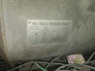 Generador diésel amarillo con ruedas