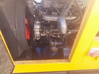 Generador diésel amarillo con ruedas