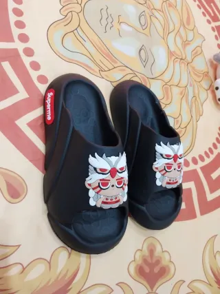 Chanclas negras con diseño de búho