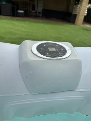 Jacuzzi hinchable con estructura imitación mimbre