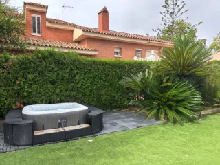 Jacuzzi hinchable con estructura imitación mimbre