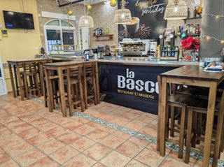 Taules cadires tamborets de fusta. Bar, restaurant