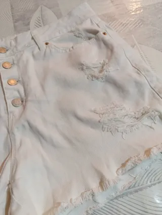 Pantalón corto blanco mujer roto