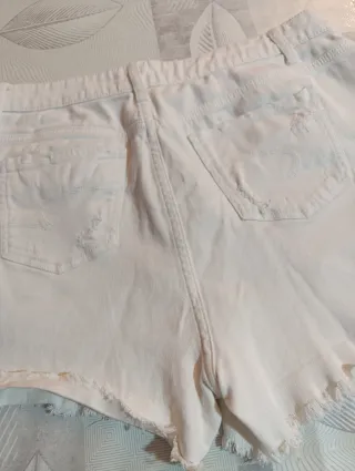 Pantalón corto blanco mujer roto