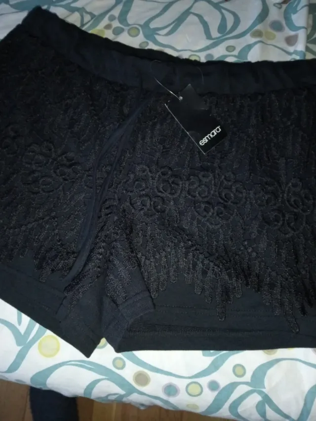 Pantalón corto Esmara bordado negro