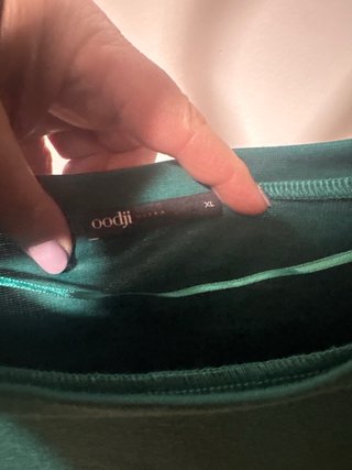 Vestito verde con maniche in ecopelle