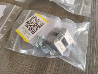 Angolare profilati Bosch 30x30 completo di dadi