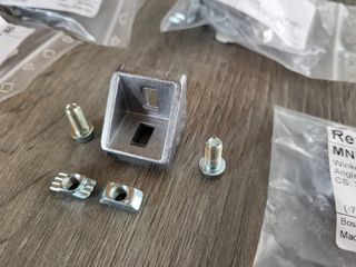 Angolare profilati Bosch 30x30 completo di dadi