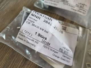 Angolare profilati Bosch 30x30 completo di dadi