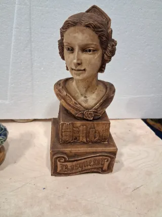 Figuras cerámica niña y mujer valenciana