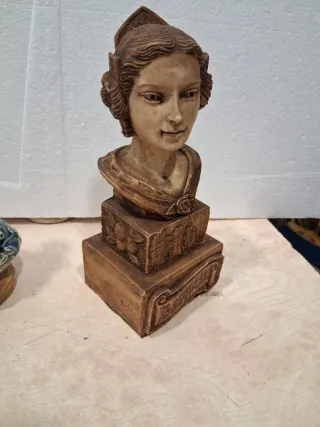 Figuras cerámica niña y mujer valenciana