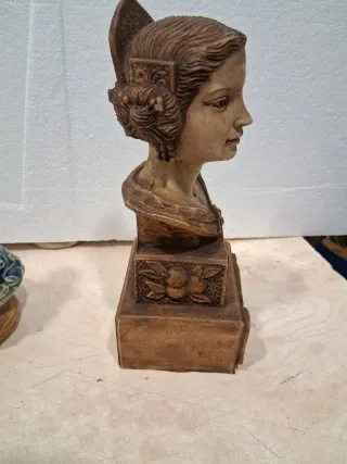Figuras cerámica niña y mujer valenciana
