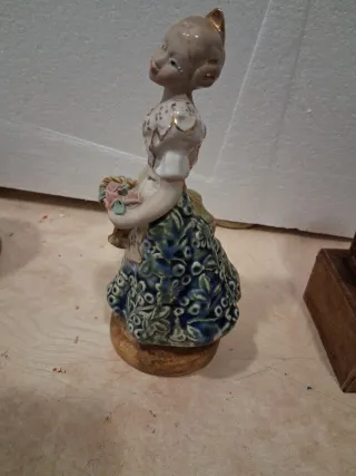 Figuras cerámica niña y mujer valenciana