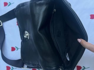 Bolso negro acolchado con correa de tela