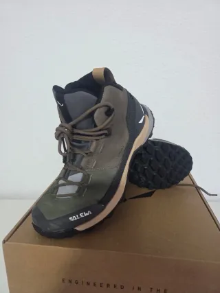 Botas de trekking Salewa verdes y grises.