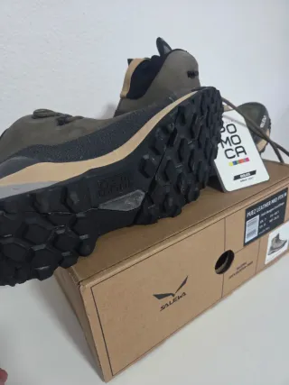 Botas de trekking Salewa verdes y grises.