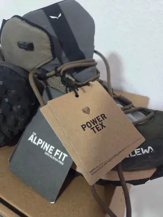 Botas de trekking Salewa verdes y grises.