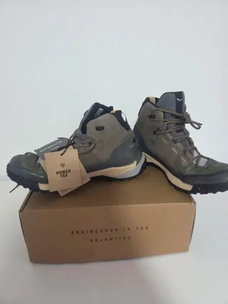 Botas de trekking Salewa verdes y grises.