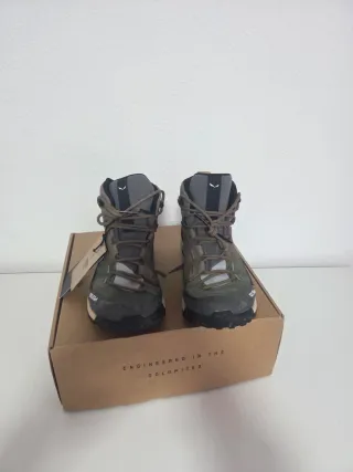 Botas de trekking Salewa verdes y grises.