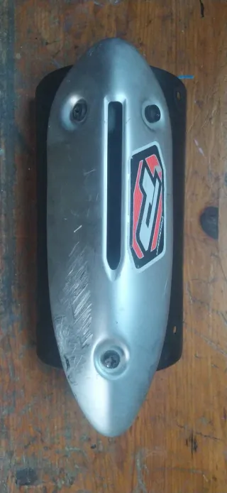 Protección chapa escape Yamaha Jog RR