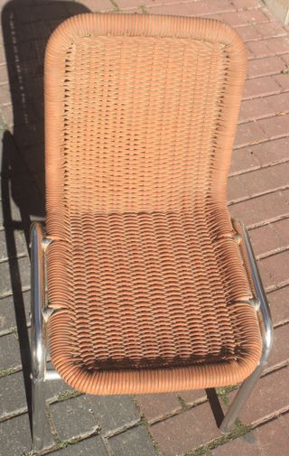 Dos sillas de mimbre sintético