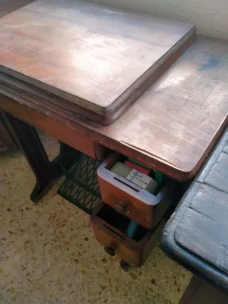 Máquina de coser Singer antigua ocultable