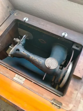 Máquina de coser Singer antigua ocultable