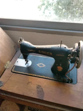 Máquina de coser Singer antigua ocultable