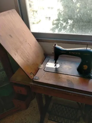 Máquina de coser Singer antigua ocultable