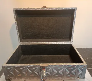 Caja baúl plateada
