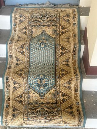 3 Alfombras de lana virgen beige.