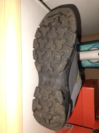 Zapatillas deportivas grises y verdes