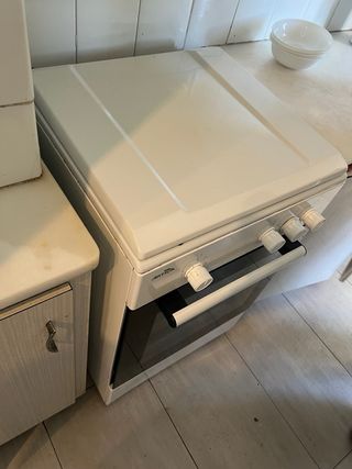 Cocina de gas butano blanca