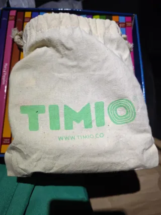 Timio con tarjetas, cascos y mochila