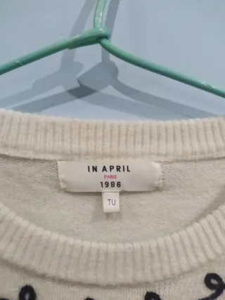 Pantalón de pana negro y jersey bordado