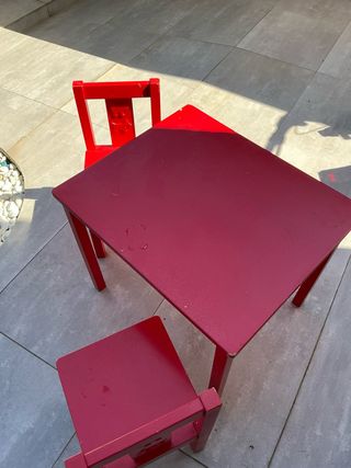 Mesa y 2 sillas rojas IKEA KRITTER