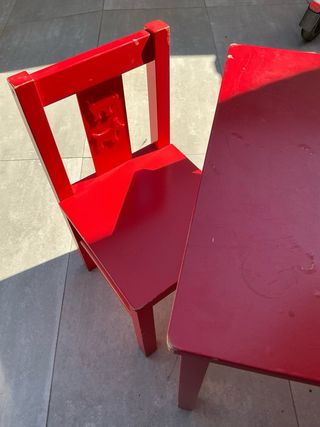Mesa y 2 sillas rojas IKEA KRITTER