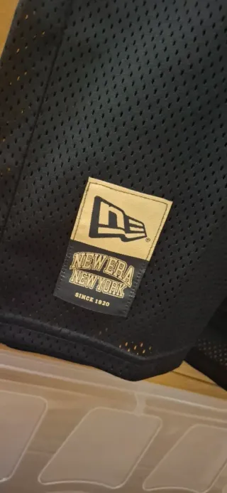 Camiseta New Era Hombre Negra y Dorada Talla M