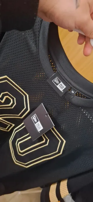 Camiseta New Era Hombre Negra y Dorada Talla M