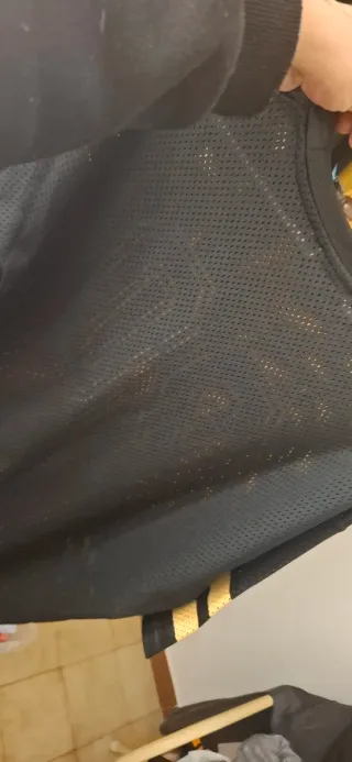 Camiseta New Era Hombre Negra y Dorada Talla M