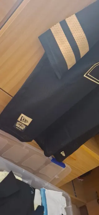 Camiseta New Era Hombre Negra y Dorada Talla M